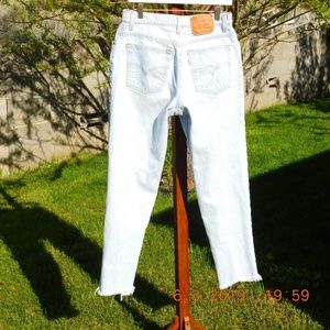 Vintage Levis 550 Light wash frayed hem